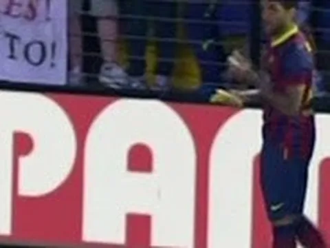 Bị phân biệt sắc tộc, Dani Alves lột chuối ăn ngay trên sân