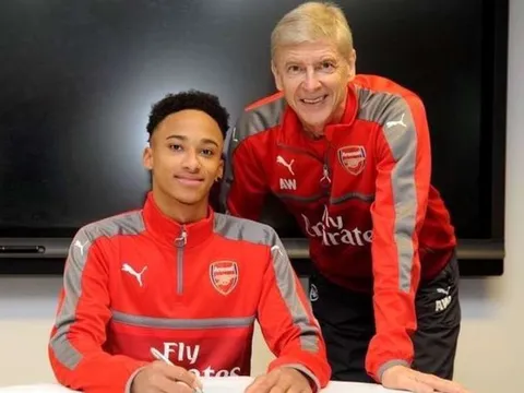 Bị phát hiện là fan Man Utd, tân binh Arsenal xóa luôn Twitter