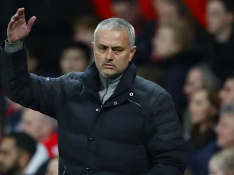 Bị phóng viên mỉa mai, Mourinho nổi giận bỏ cả họp báo
