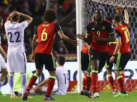 Bỉ suýt chết, Lukaku phá vòng vây giải cứu