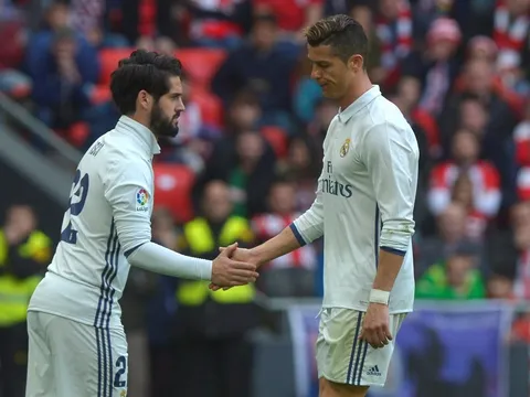 Bị thay ra, Ronaldo lại chửi bới