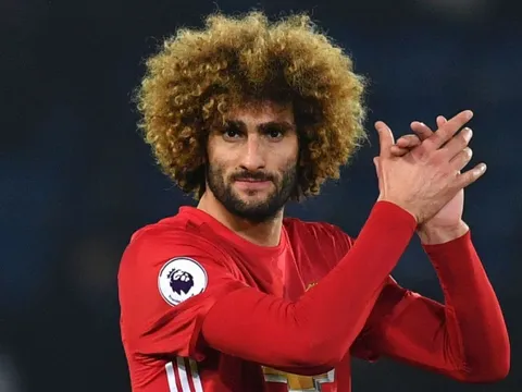 Bị tố chơi xấu, Fellaini đáp trả Carragher đầy mỉa mai