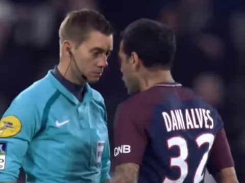 Bị truất quyền thi đấu, Alves nổi cáu với cả trọng tài
