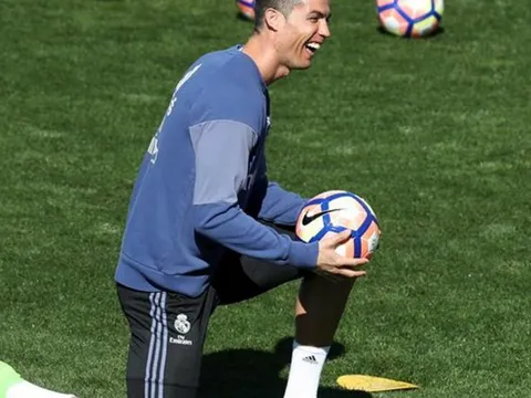 Bồ không mang bầu, Ronaldo vẫn lên chức bố