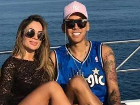 Bỏ tập, Firmino thoải mái du hí với vợ tại đảo Síp