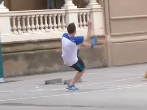 Bóng rơi từ độ cao 18m, Messi vẫn không chế nhẹ như không
