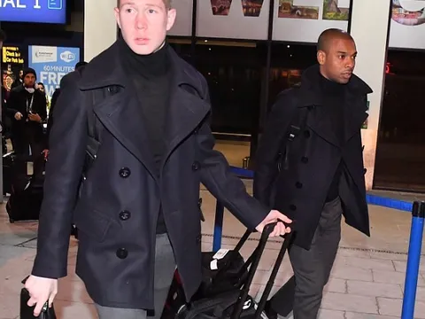 Bruyne bơ phờ trên đường trở về nhà sau chiến tích cùng Man City