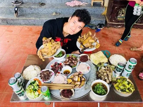 Bữa cơm ấm cúng đầu năm mới của gia đình Bùi Tiến Dũng