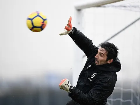 Buffon bay lượn giữa trời tuyết, quyết làm nản lòng Fiorentina