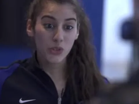 Cả học viện trẻ của PSG bị đánh bại bởi 1 cô gái