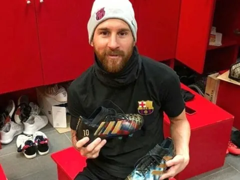 Cả sự nghiệp Messi thu bé lại vừa bằng... một đôi giày