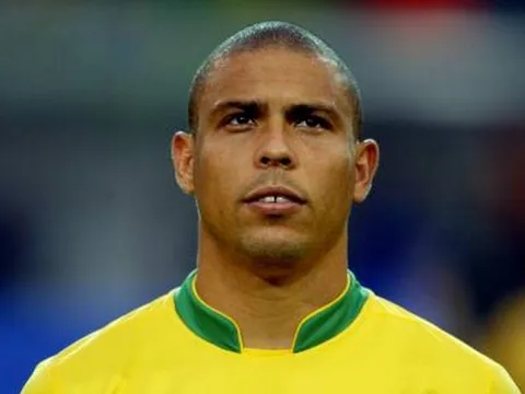 Các danh thủ Brazil làm xiếc với trái bóng