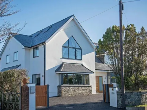 Căn biệt thự đẹp như tranh vẽ của cựu HLV Swansea