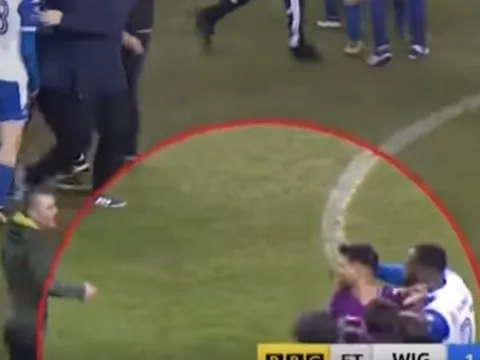 Cận cảnh Aguero nổi nóng đánh CĐV ngay trên sân