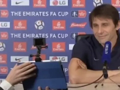 Cận cảnh Conte 'lạnh lùng' nhận món quà từ Mourinho