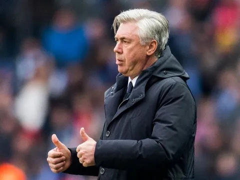 Cận cảnh 'ngón tay thối' của Ancelotti (Bayern Munich vs Hertha Berlin)