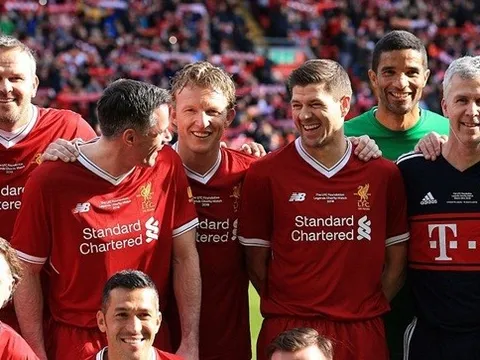 Carragher tái xuất, huyền thoại Liverpool hòa Bayern 5-5