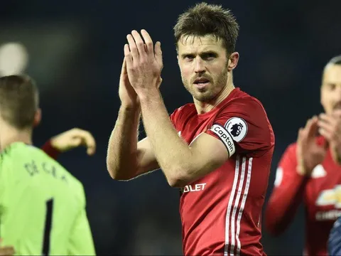 Carrick bị ép giảm lương nếu muốn trụ lại Man Utd