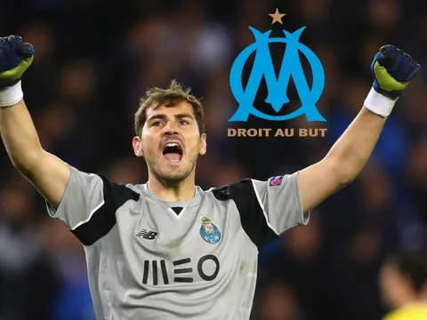 Casillas được 'người cũ Barca' mời chào