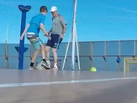 Cậu nhóc xỏ háng bố mình bằng tuyệt kỹ Rabona