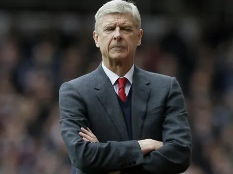 CĐV Arsenal lại nghĩ ra trò mới để chống đối Wenger