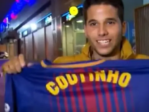 CĐV Barcelona phấn khích khi cầm áo đấu của Coutinho trên tay
