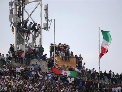 CĐV Iran leo cột đèn giữa biển người 'chào đón' Trung Quốc