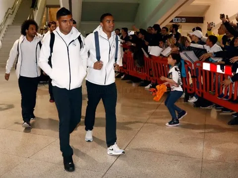 CĐV nhí 'xé rào' xin chữ ký sao Real tại Bilbao