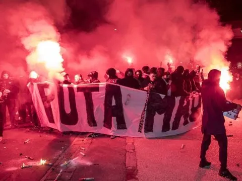 CĐV PSG đốt pháo sáng, gây ầm ĩ phá rối Real Madrid