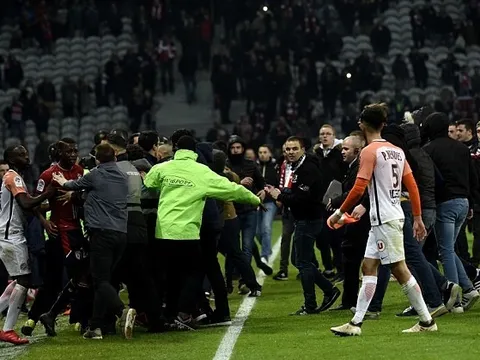 CĐV tràn vào sân tấn công, cầu thủ Lille nháo nhào chạy trốn
