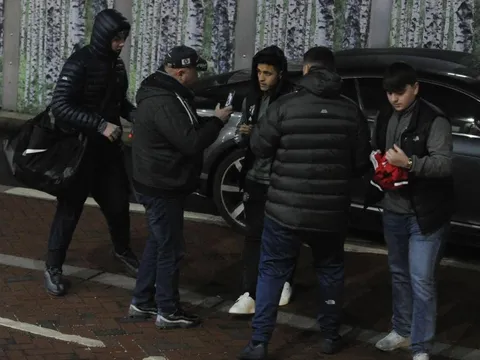 CĐV vây kín Alexis Sanchez sau trận ra mắt hoàn hảo