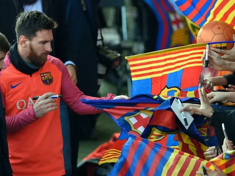 CĐV vây kín Messi, Neymar trong buổi tập thứ hai trong năm 2017