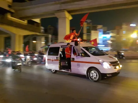 CĐV Việt Nam ăn mừng 'quên lối về': Xe tang, xe cứu thương... nhập hội