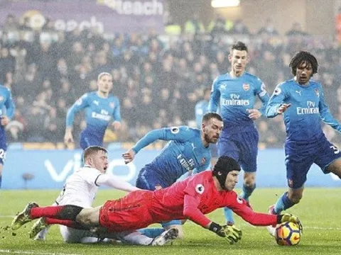 Cech mắc sai lầm nghiêm trọng, Arsenal thua thảm trước đội bét bảng