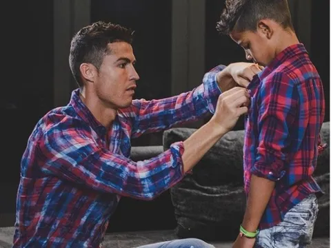Cha con Ronaldo ăn mặc sành điệu như thế nào?