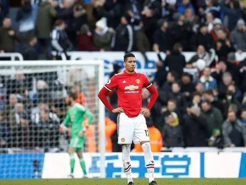Chấm điểm Man Utd trận thua Newcastle: Smalling vụng về, Pogba hời hợt