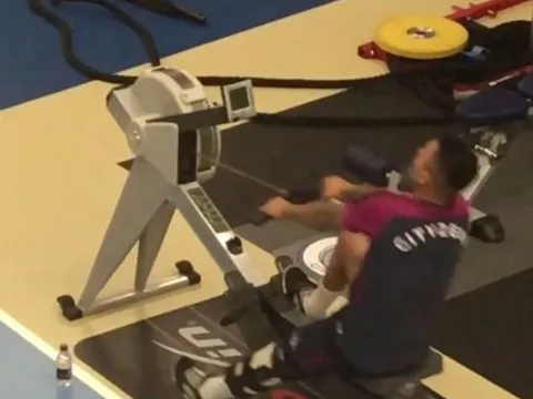 Chân bó bột, Gabriel Jesus vẫn vùi mình trong phòng tập gym
