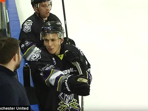 Chán dự bị ở M.U, Lindelof chuyển sang chơi hockey