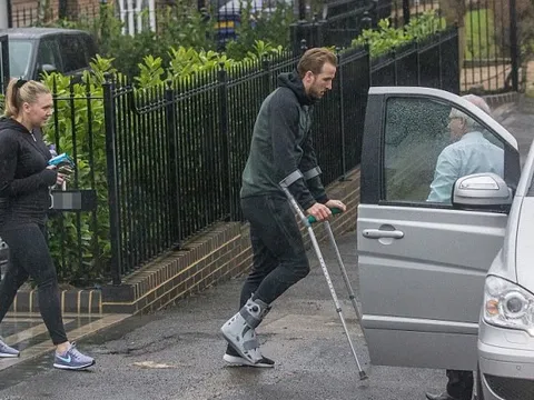 Chấn thương nặng, Harry Kane dùng nạng lê bước khó nhọc