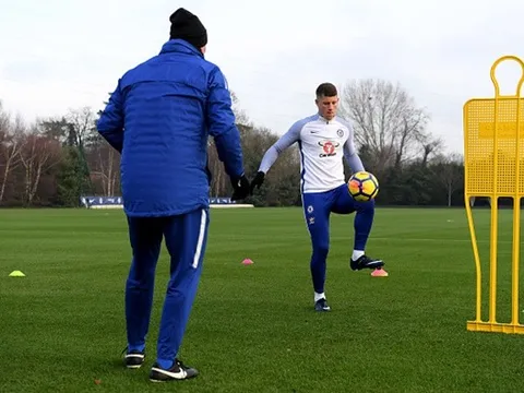 Chân ướt chân ráo đến Chelsea, Barkley đã lao vào tập luyện
