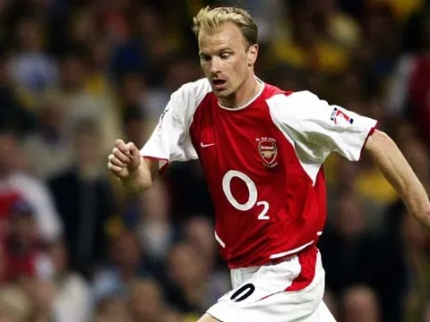 Chiêm ngưỡng Dennis Bergkamp xử lí bóng một chạm