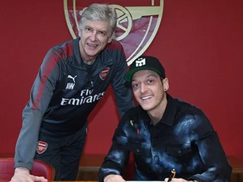 CHÍNH THỨC: Sau tất cả, chỉ Mesut Ozil ở lại chèo lái Arsenal