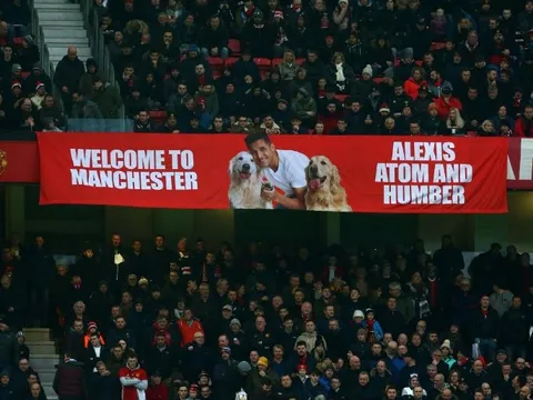 Chó cưng Sanchez được vinh danh trên khán đài Old Trafford