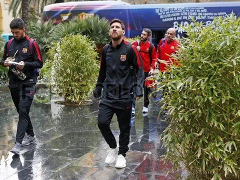 Cho Real hít khói, Messi và đồng đội hào hứng rảo bước trong mưa
