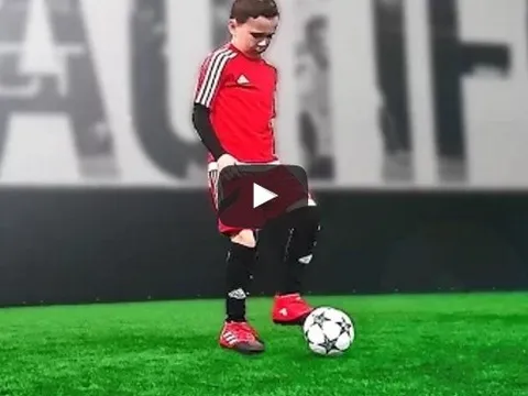 Chú nhóc 8 tuổi xử lý bóng kĩ thuật như Neymar
