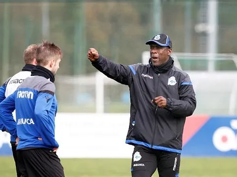 Chưa kịp thở, Clarence Seedorf đã hò hét trên sân tập
