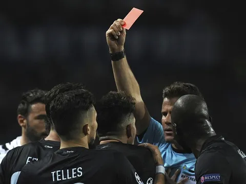 Chùm ảnh: Alex Telles nhận thẻ đỏ, Porto ôm hận trước Juventus