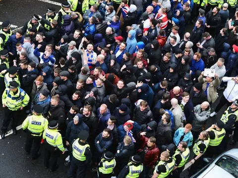 Chùm ảnh ấn tượng derby Old Firm: Hooligan, cảnh sát và sắc màu CĐV