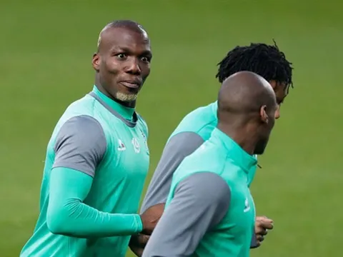 Chùm ảnh: Anh trai của Pogba phấn khích khi đặt chân tới Old Trafford