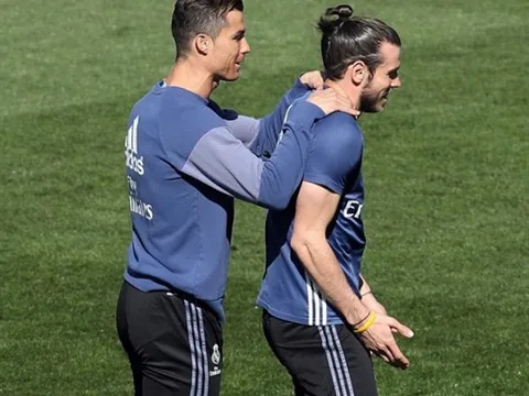 Chùm ảnh: Bale thích thú khi được Ronaldo đích thân massage